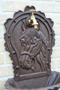 Zahradní litinové umyvadlo - výlevka KŮŇ - hnědá - 5