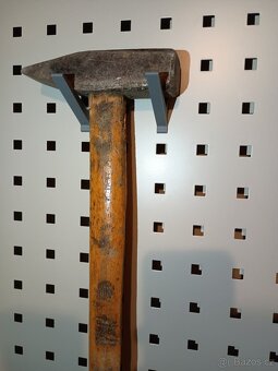 Háček - hák pro perforovaný závěsný panel ("Q-system panel - 5