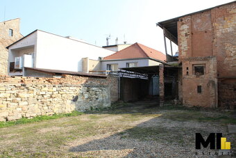 Prodej rodinného domu 5+1 s komerčními prostory, pozemek 463 - 5