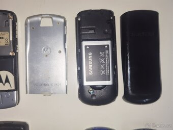 Staré mobilní telefony Nokia / Samsung / Motorola - 5