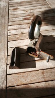 Stará žehlička malá - 5