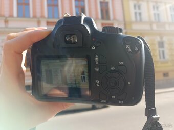 Fotoaparát Canon EOS D4000 s nabíječkou baterií, top stav - 5