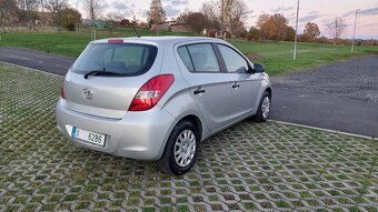i20 1,3i 57kw, r.v. 12/2012, nová stk+em, moc hezké auto - 5