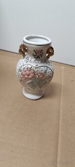 malá porcelánová vázička s prořezávaným dekorem - 5