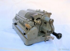 Počítačka - starožitný originál  zn: TriumphaTor - 5