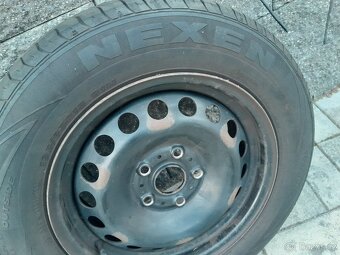 Prodám plechové kola rozteč 5x112 s letními pneu. - 5