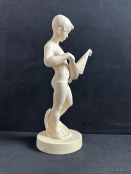 Soška chlapec s lodičkou - 5