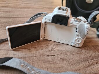 Zrcadlovka Canon 200D - 5