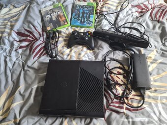 Xbox 360 E Stingray 500Gb s kineckem + 2xhra - 5