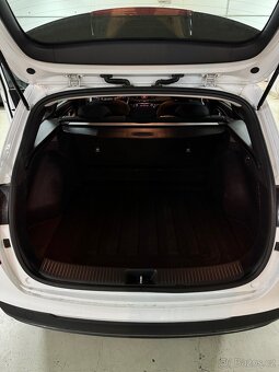 Prodám Hyundai i30 1.6 CRDi, automat, r.v. 2021, bílé barvy - 5