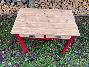 Starý červený stůl s šuplíkama - 5