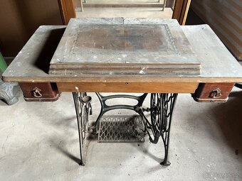 Starý šlapací šicí stroj – dekorativní litinový podstavec, k - 5