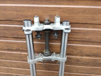 Suzuki GS 500 - přední tlumiče - kolo - centrální - 5