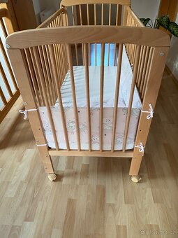 Postýlka s kolečky, matrací a stahovací bočnicí - 5