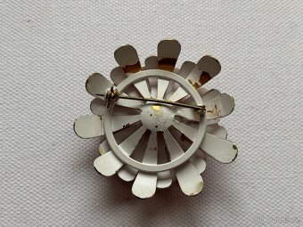 Stará kovová brož s bílým broušeným kamínkem - 5