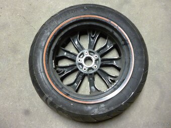 Peugeot Metropolis 400i. Zadní kolo.  od 2013 - 5