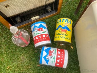 staré rádio stará plechovka starý medvídek židle rudl - 5