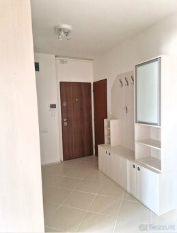 Vestavěna šatní skříň + botník - 5