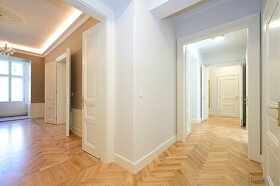 Prodej luxusně zrekonstruovaného bytu v centru Prahy 4+1 s d - 5