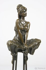 Bronzová socha mladé dámy na barové židli, 29cm - 5