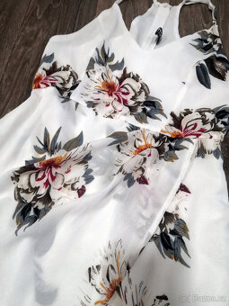 Letní lehounké zavinovací šaty s květy - 5