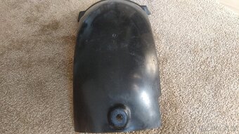 Suzuki GSX-R 750 / 1100 (1985-1988) - zadní blatník. - 5