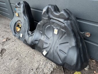 BMW F11/F10/F07 520/530D palivová nadrz - 5