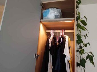 Šatní skříň IKEA PAX s osvětlením v top stavu - 5