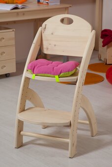 SEDÁKY NA ROSTOUCÍ ŽIDLE - 5