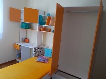 Postel XXXLutz s psacím stolem a skříní - 5