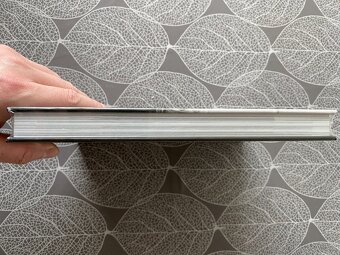 Nová kniha Ed Sheeran před objektivem v originální fólii - 5