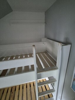 Prodám masivní patrovou postel z olše s úložným prostorem - 5