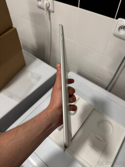 Apple iPad 6th generation A1893 White 32gb - 5