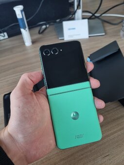 Motorola Razr 60 Pantone Spring - 5