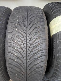 Sada zimních pneu 215/55/17.Goodyear. - 5