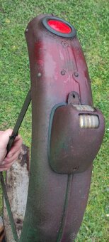 ČZ 150C - zadní blatník, původně červený - 5