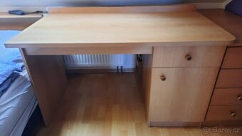Psací stůl, šupliková skříňka a židle. - 5