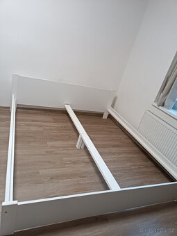 Prodám bílou manželskou postel s nastavitelnými rošty 180x20 - 5
