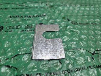 vymezovací podložka pantu dveří pravá Škoda Felicia 6U083148 - 5