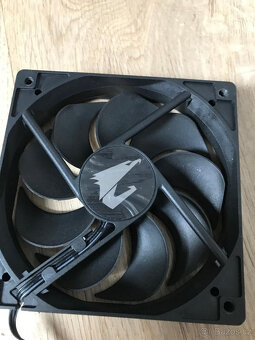 GIGABYTE AORUS C300 GLASS - 5