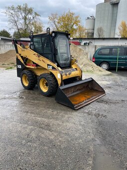 Cat 242B smykový nakladač - 5