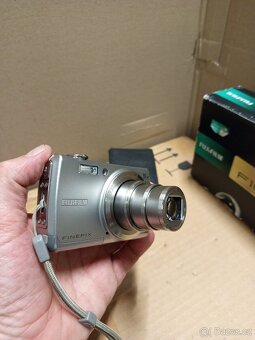 FUJIFILM. FINEPIX F100 fd - 5