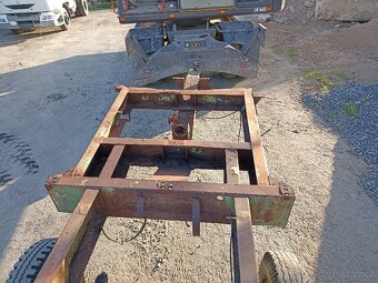 Podvozek s tandemovou nápravou z rozmetacího vozu. - 5