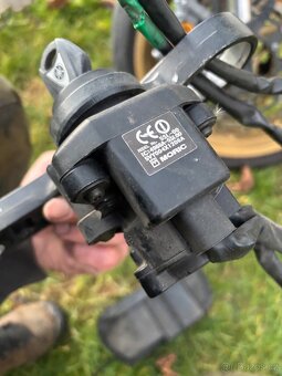 Spinaci skrinka a ridici jednotka na Yamaha R1 04-06 Rn12 - 5