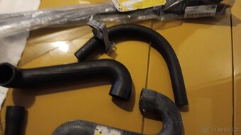 BMW E30- radio prodáno,osvětlení SPZ,hadice atd. - 5