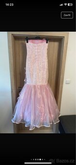 Korzetové růžové společenské šaty s růžičkami - 5