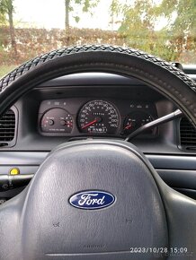 Ford Crown Victoria - 5