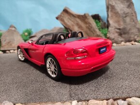 prodám model 1:18 dodge viper SRT10 - 5