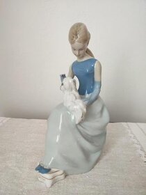 Royal dux dievča so psom porcelánová soška - 5