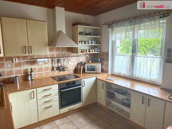 Krásný dvougenerační dům s garáží, rybníkem, velkou zahradou - 5